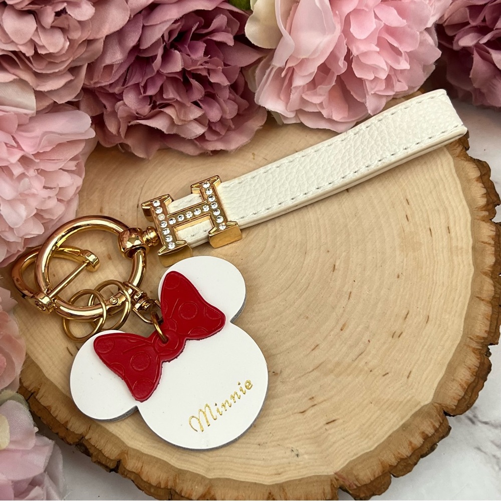 Gorgeous White Leather Minnie Mouse with Wrist Strap Key Fob Keychain - Picture 3 of 16